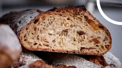 Pâine cu mere, caise și smochine uscate